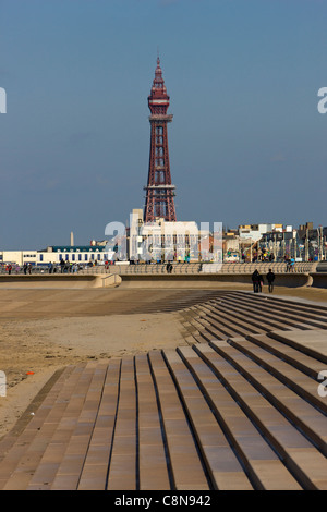 Courbes magnifiquement et courbes des mesures concrètes qui font partie de l'ouvrage de défense de la mer et sur la plage de Blackpool Banque D'Images