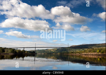 Vue de la Erskine Bridge sur la rivière Clyde, sur la côte ouest de l'Écosse. Banque D'Images