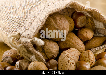 Diverses noix dans un sac de jute marron Banque D'Images