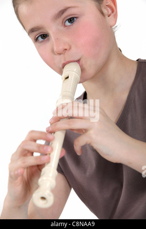 Childgirl jouant flute Banque D'Images
