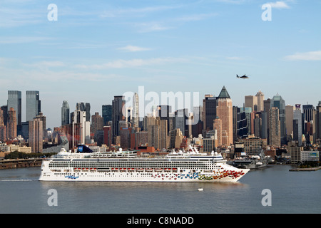 Hudson River Cruises Manhattan skyline Mid-town ship harbour voyage Empire State Building Banque D'Images