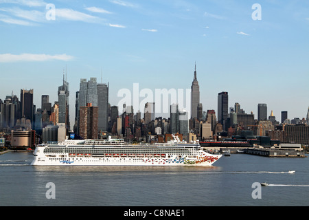 Le bateau de croisière Norwegian Gem, à la vapeur vers le bas du fleuve Hudson Banque D'Images