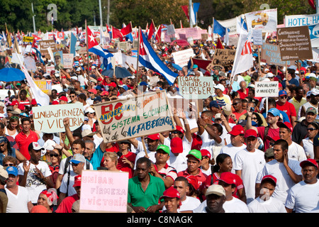 Peuple cubain à La Havane, Cuba mars commémorant le 50e anniversaire de l'invasion de la Baie des Cochons, Avril 17, 2011 Banque D'Images