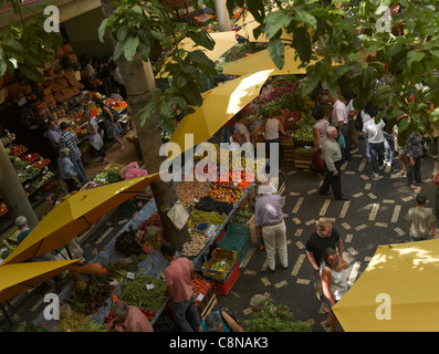 Les fruits et légumes au marché de fermiers mercado dos Lavradores Funchal Madeira Portugal Europe de l'UE Banque D'Images