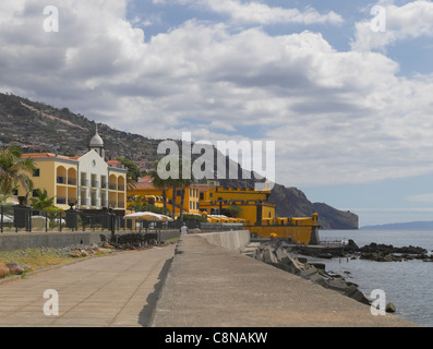 Vue sur la promenade du front de mer en direction du fort Fortaleza de Sao Tiago Funchal Madère Portugal UE Europe Banque D'Images