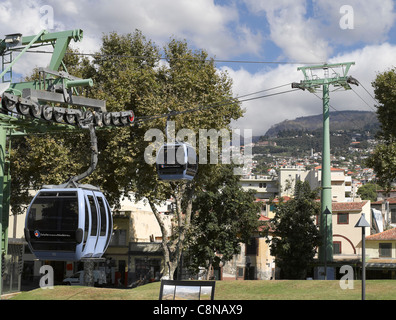 Les téléphériques traversent le terminal en chemin À Monte Funchal Madère Portugal UE Europe Banque D'Images