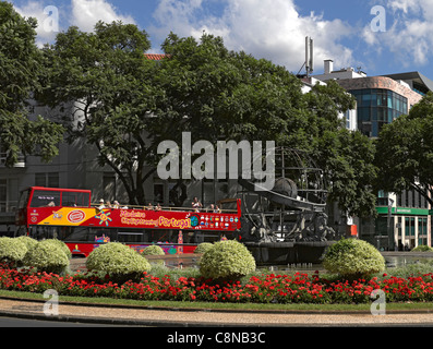 Visite touristique en bus à toit ouvert au rond-point de Rotunda do Infante dans le centre-ville de Funchal Madère Portugal eu Europe Banque D'Images