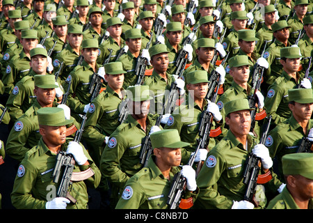 Soldats mars à défilé militaire à La Havane, Cuba commémorant le 50e anniversaire de l'invasion de la Baie des Cochons, Avril 17, 2011 Banque D'Images