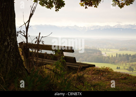 Banc avec vue sur les Alpes bavaroises. Photo prise au début de l'automne. Banque D'Images