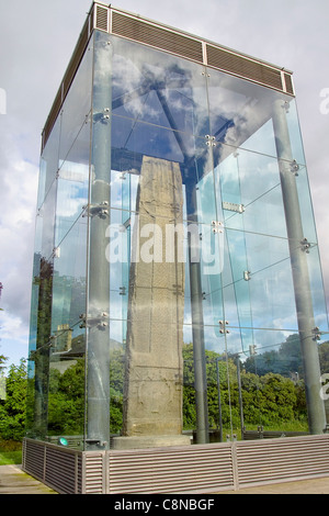 Grande Bretagne, Ecosse, Forres, Sueno's Stone en cas de verre Banque D'Images