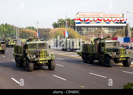 Les camions et les armes à feu à un défilé militaire à La Havane, Cuba pour le 50e anniversaire de l'invasion de la Baie des Cochons, Avril 17, 2011 Banque D'Images