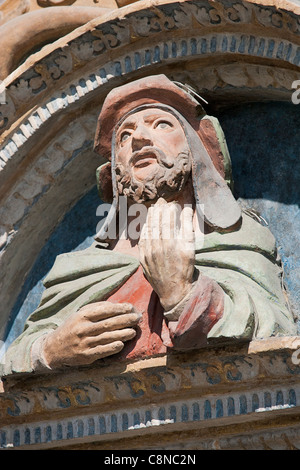 L'Italie, Piémont, Aoste, Piazza Giovanni XXIII, la cathédrale de Santa Maria Assunta, figure au-dessus de la porte principale à l'ouest Banque D'Images