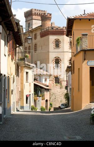 L'Italie, Piémont, Barolo, Village et Castello dei Marcesi Falletti di Barolo Banque D'Images