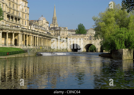 La Grande-Bretagne, l'Angleterre, Somerset, baignoire, Vue du pont Pulteney (conçu par Robert Adam) sur la rivière Avon Banque D'Images