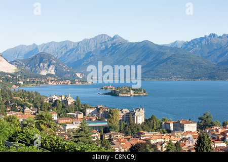 L'Italie, Piémont, Lac Majeur, îles Borromées, l'Isola Bella (premier plan) et Isola dei Pescatori vu de Stresa Banque D'Images