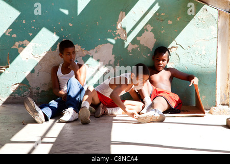 Trois enfants à La Havane, Cuba, Amérique du Sud Banque D'Images