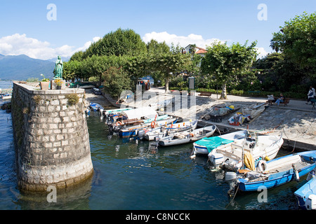 L'Italie, Piémont, Lac Majeur, îles Borromées, l'Isola dei Pescatori, petit port et bateaux de pêche Banque D'Images