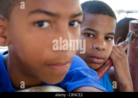 Deux jeunes athlètes cubains avant la formation en salle de sport boxe, La Havane, Cuba Banque D'Images