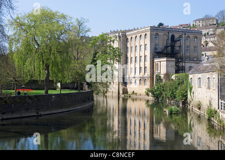 La Grande-Bretagne, l'Angleterre, dans le Wiltshire, Bradford-on-Avon, Vue du moulin de l'abbaye (ancien moulin) sur la rivière Avon Banque D'Images