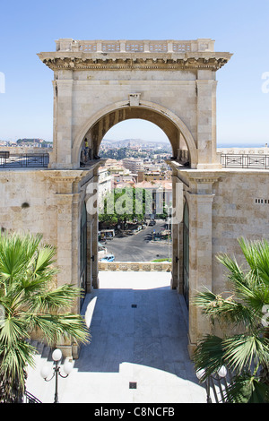 Italie, Sardaigne, Cagliari, quartier de Castello, Bastione di San Remy de triomphe, terrasse avec vue sur la ville au-delà Banque D'Images