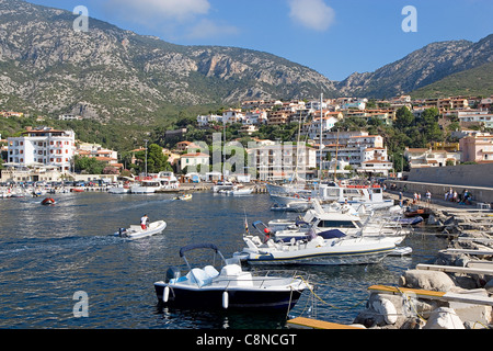 Italie, Sardaigne, Cala Ganone, marina avec la ville en arrière-plan Banque D'Images