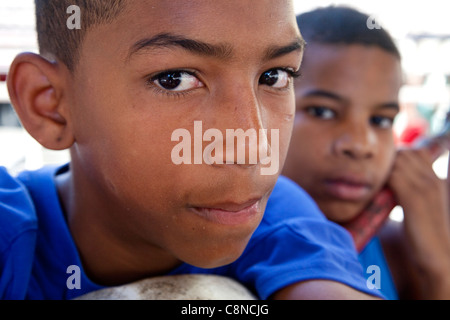 Deux jeunes athlètes cubains avant la formation en salle de sport boxe, La Havane, Cuba Banque D'Images