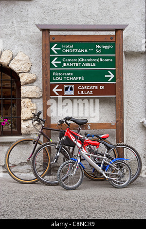 L'Italie, Piemonte, Valle d'Aosta, Parc National du Gran Paradiso, Cogne, vélos garés à côté de l'information et de direction Banque D'Images