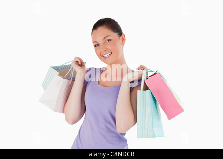 Pretty woman holding shopping bags debout Banque D'Images