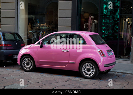 Fiat 500 dans Mode couleur rose. Banque D'Images