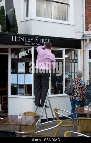 Nettoyage avant l'homme de thé, Henley Road, Stratford-upon-Avon, England, UK Banque D'Images