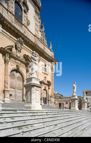 Italie, Sicile, Modica, Corso Umberto, l'église de San Pietro avec statues des douze apôtres Banque D'Images