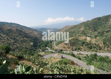 L'Italie, la Sicile, en route à Novara di Sicilia, vue de la route sinueuse à travers les Monts Peloritani éventail Banque D'Images