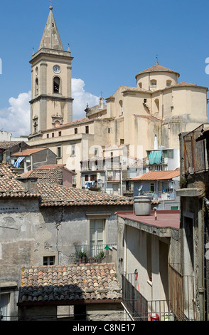 Italie, Sicile, Novara di Sicilia, vue de la ville, maisons et clocher Banque D'Images