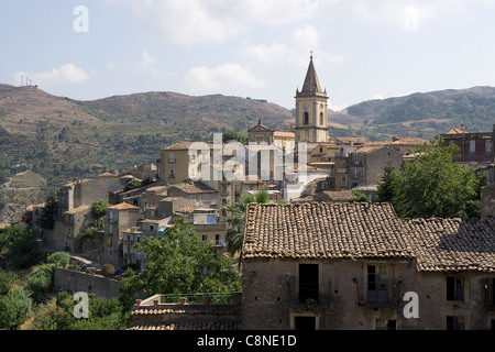 Italie, Sicile, Novara di Sicilia, vue de la ville nichée dans les montagnes Banque D'Images