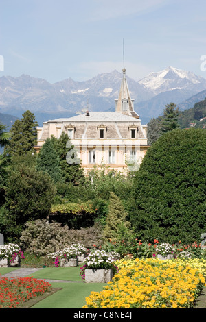 L'Italie, Piémont, Pallanza, Villa Taranto, vue sur les jardins et la villa derrière les arbres Banque D'Images