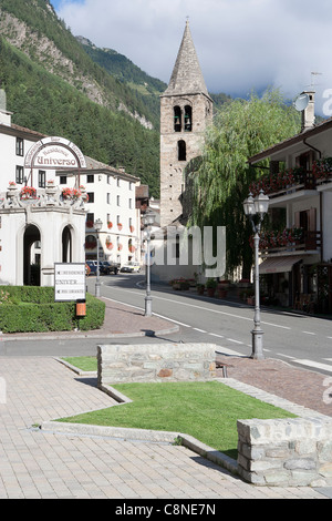 L'Italie, Piemonte, Valle d'Aosta, Pré St Didier, rue principale avec church Banque D'Images