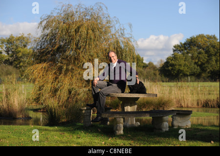 Peter James, auteur de machine à écrire, chez lui près de Henfield, dans le Sussex, Royaume-Uni 2011 Banque D'Images