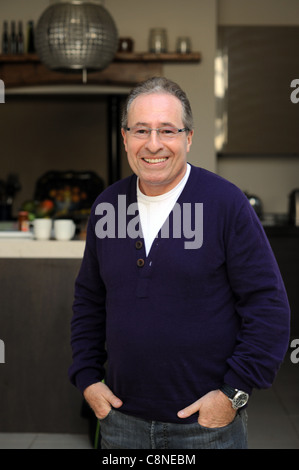 Peter James, auteur de machine à écrire, à sa maison près de Henfield in Sussex Royaume-Uni Banque D'Images