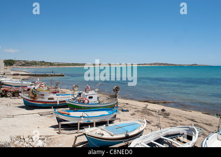 Italie, Sicile, Sampieri, bateaux des pêcheurs sur la plage Banque D'Images