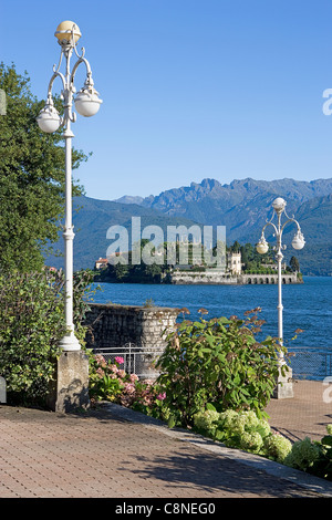 L'Italie, Piémont, Stresa, Lac Majeur, vue de l'Isola Bella (îles Borromées) à partir de la promenade du bord de mer Banque D'Images