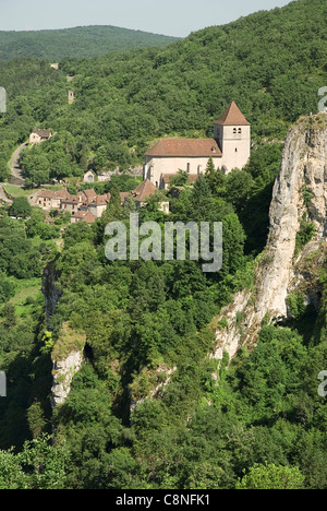 France, Lot, St Cirq-Lapopie, village et église sur une colline couverte d'arbres Banque D'Images