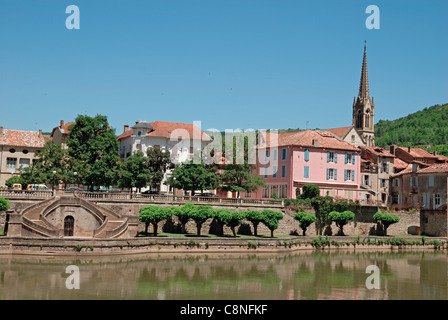 La France, Tarn, St-Antonin-Noble-Val, vue de la ville à travers la rivière Tarn Banque D'Images