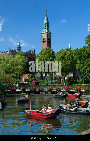 Les Jardins de Tivoli. Bateaux dragons sur le lac en dessous de la tour Radhus (Mairie) Banque D'Images