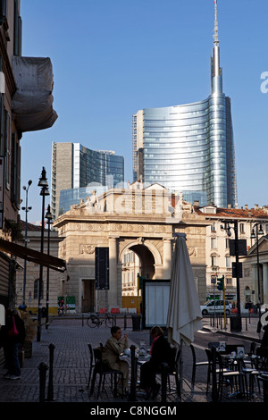 Milan Porta Nuova avec la nouvelle Province building en arrière-plan. Milan, Italie. Deux femmes ayant un café dans la rue Banque D'Images