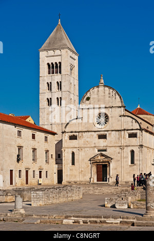 Le Forum, marché de la ville, situé en face de l'église et monastère de Saint Mary's, Zadar, Dalmatie, Croatie, Europe Banque D'Images