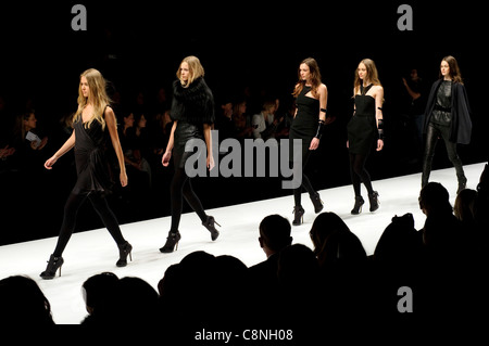 Un modèle marche dans l'Amanda Wakeley London fashion week show, Londres, 23 février 2010. Banque D'Images