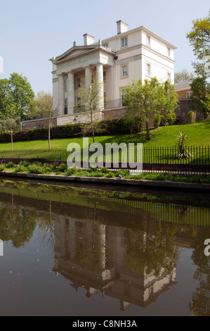 Capture d'une propriété imposante et son reflet dans les eaux calmes du Regents Canal, Londres. Banque D'Images