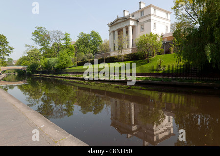 Capture d'une propriété imposante et son reflet dans les eaux calmes du Regents Canal, Londres. Banque D'Images