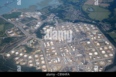 Une vue aérienne d'une raffinerie de pétrole côtiers. Fawley, Angleterre. Banque D'Images