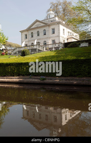 Capture d'une propriété imposante et son reflet dans les eaux calmes du Regents Canal, Londres. Banque D'Images